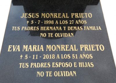 Segunda inscripción grabada en lápida existente con el mismo tipo de letra.